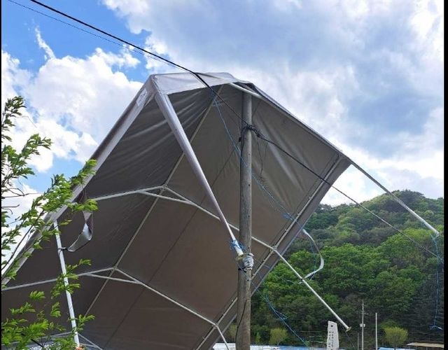 전신주에 걸린 천막