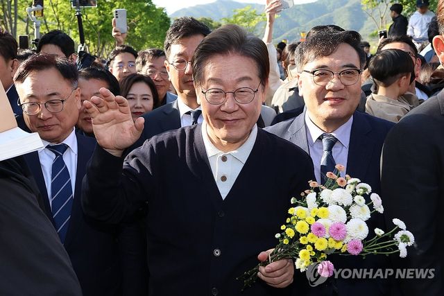 지지자들에게 인사하는 이재명 후보