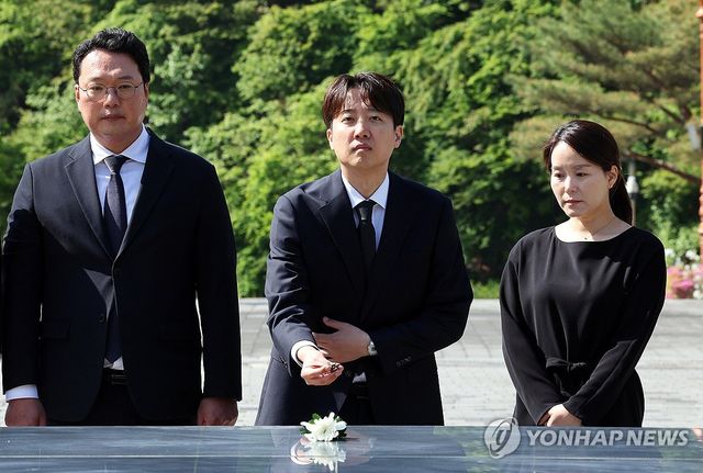 참배하는 이준석 대선 후보