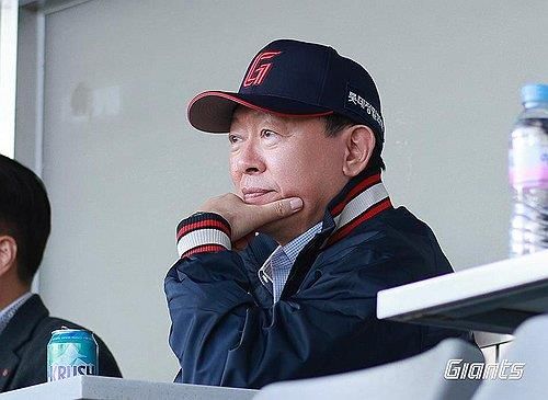 신동빈 롯데그룹 회장, 잠실구장 방문…올 시즌 첫 '직관'