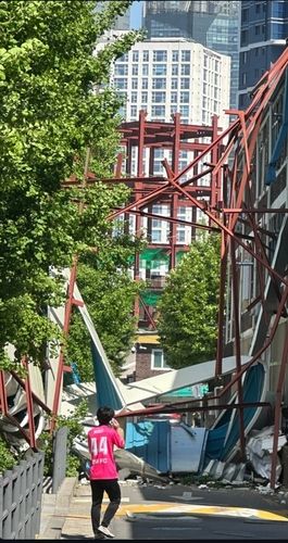 강풍에 서울 성수동 빌라 지붕 파손