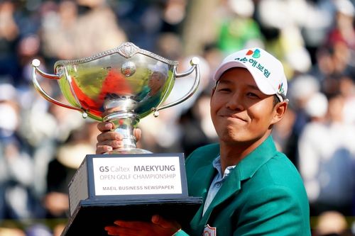 우승 트로피를 든 문도엽