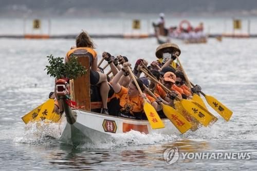 단오맞이 용선 경기하는 홍콩 시민들