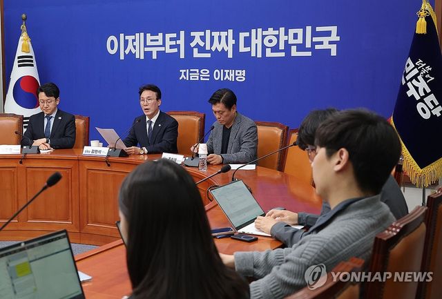 발언하는 김민석 최고위원