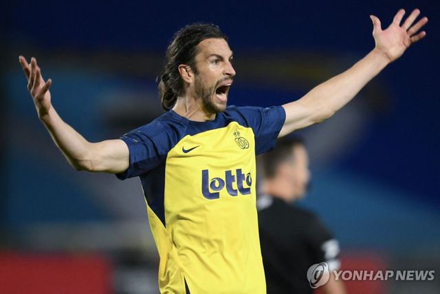 골세리머니를 펼치는 위니옹 생질루아즈의 크리스티안 버지스