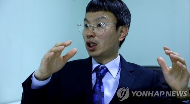연합뉴스와 인터뷰 중인 조윤환 고아권익연대 대표