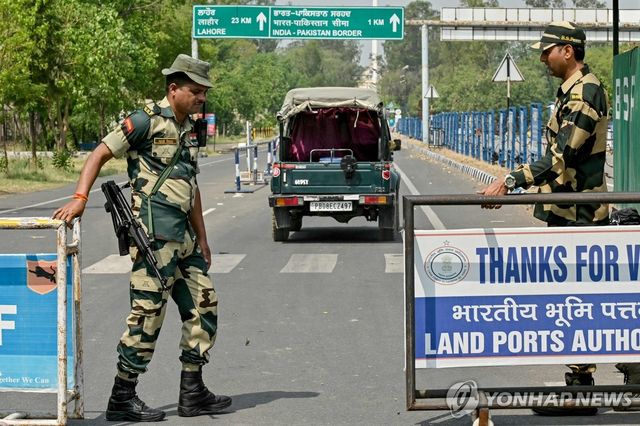 인도-파키스탄 국경 근처 인도군 병력
