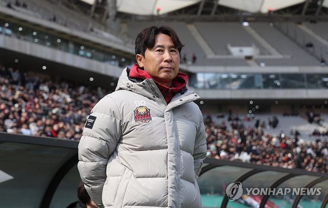 경기 시작 기다리는 김기동 감독