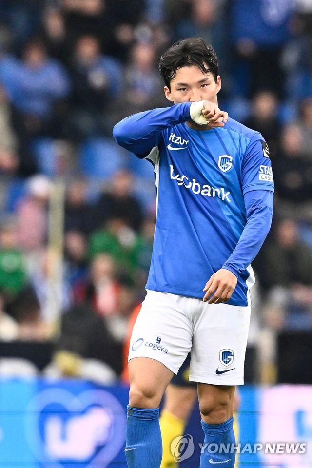 벤치에서 대기한 헤크의 오현규