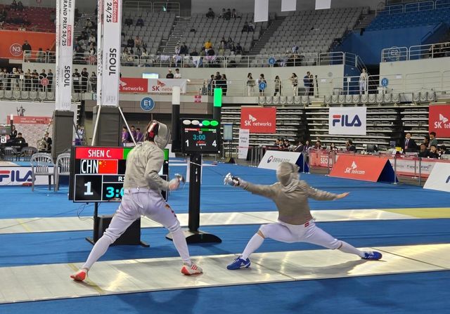 선천펑과의 32강전에서 공격하는 구본길(오른쪽)