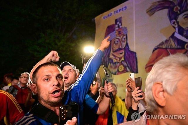 환호하는 제오르제 시미온 후보 지지자들 