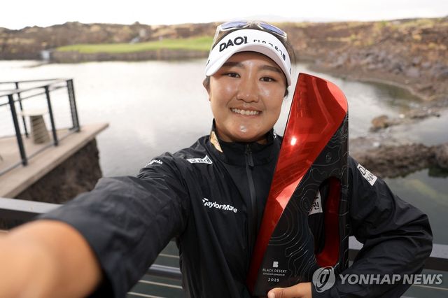 우승 트로피 든 유해란