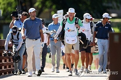 코스를 이동하는 셰플러.