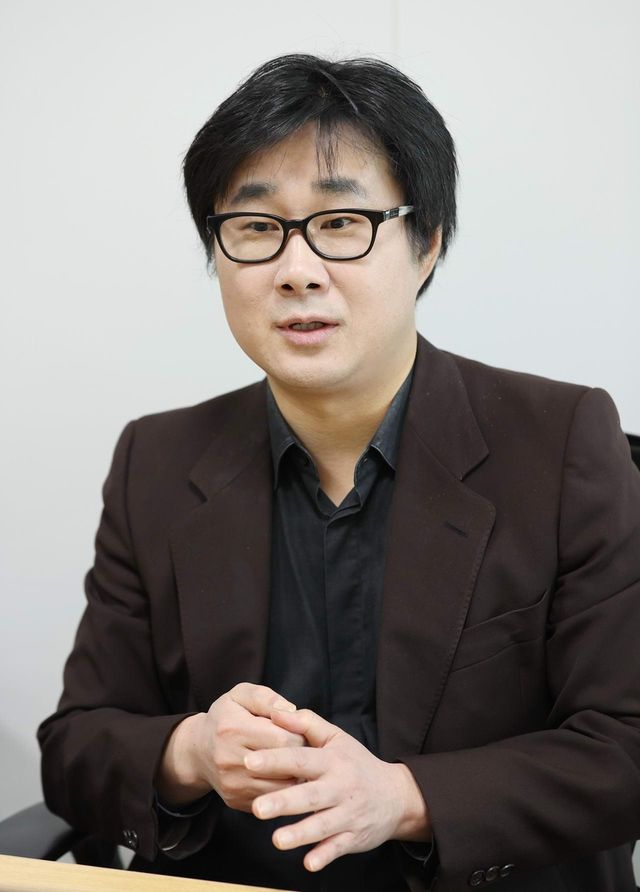 인터뷰하는 이동욱 작가
