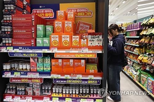 명동 CU 편의점의 '건강기능식품' 매대