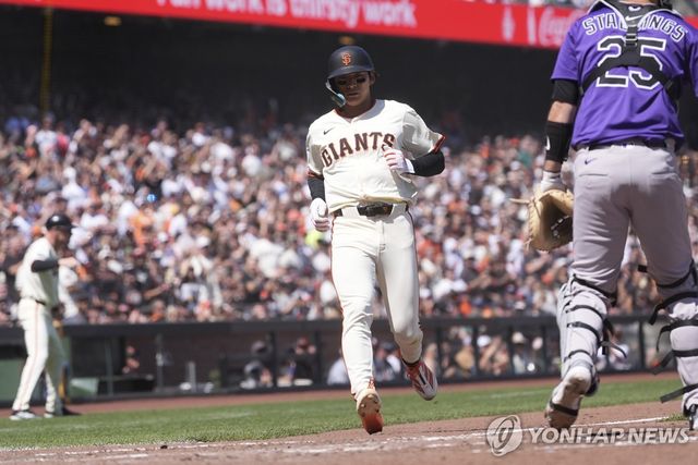 홈을 밟는 이정후