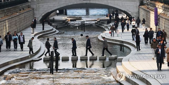 청계천 걷는 시민들