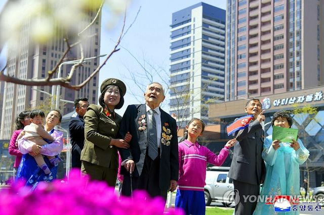 평양 화성지구 3단계 주택에 입주하는 북한 주민들