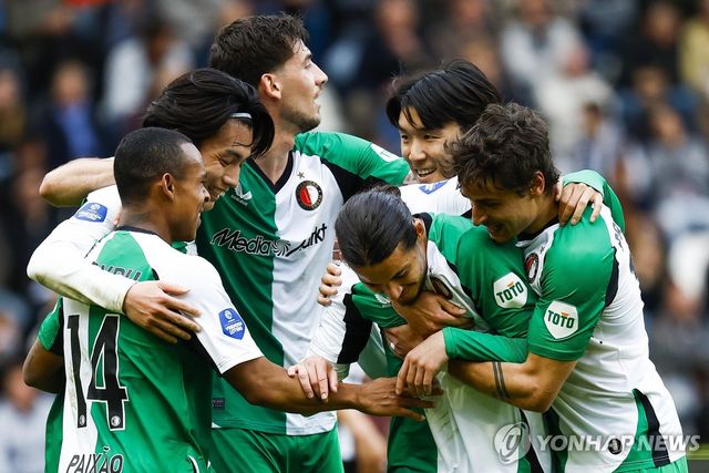 동료와 골세리머니를 펼치는 황인범