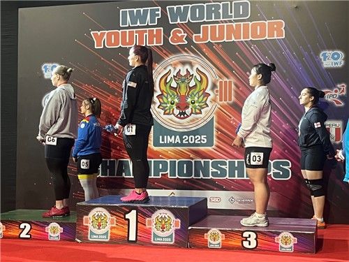 2025 세계주니어역도선수권 여자 76㎏급 3위를 한 전희수(뒷 줄 오른쪽 두 번째)