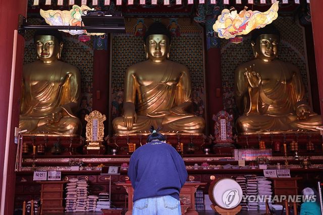 부처님오신날 앞두고 조계사 찾은 불자들