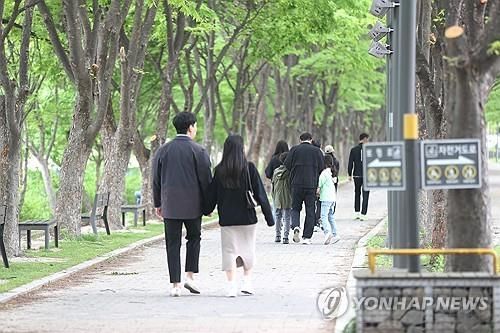 휴일 즐기는 시민들