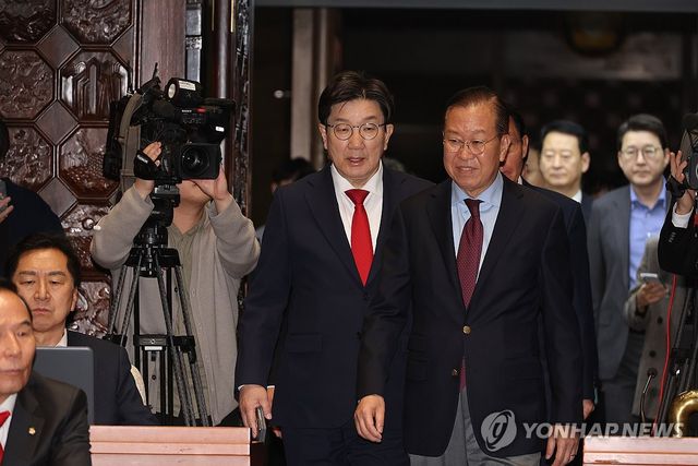 의총 참석하는 권영세-권성동