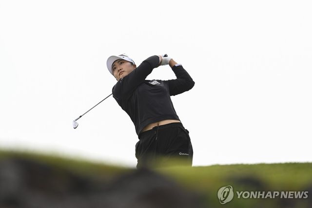 티샷 날리는 유해란