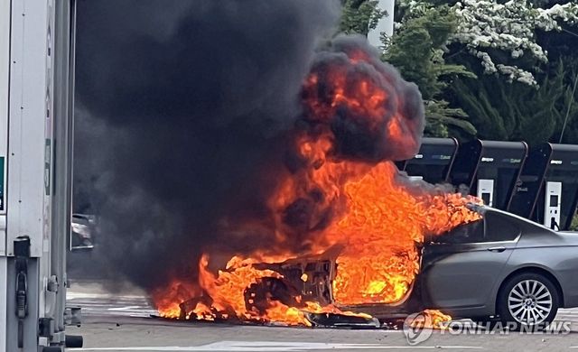 경남 양산휴게소 주차 승용차 불