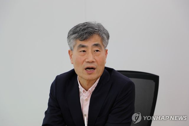 연합뉴스와 인터뷰 중인 최연혁 스웨덴 린네 대학교 정치학과 교수