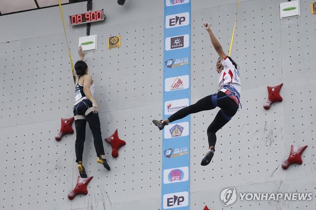 여자부 스피드 동메달 결정전에 나선 정지민(왼쪽)