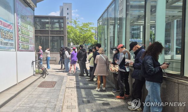 유심 교체하기 위해 대기 중인 SKT 이용자들