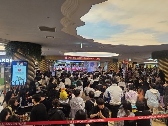 어린이날 롯데월드 입장 기다리는 시민들 