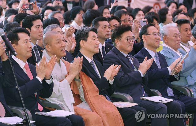 박수치는 이주호 권한대행