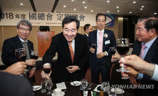 이낙연 전 총리(왼쪽 두 번째)와 한덕수 후보(오른쪽 두 번째)