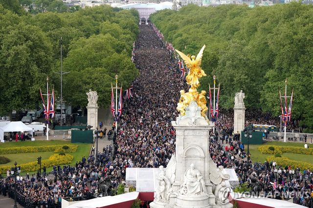 버킹엄궁 앞 거리 '더 몰' 꽉 채운 군중 