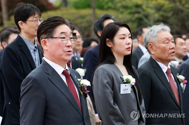 애국가 부르는 김동원 고려대 총장