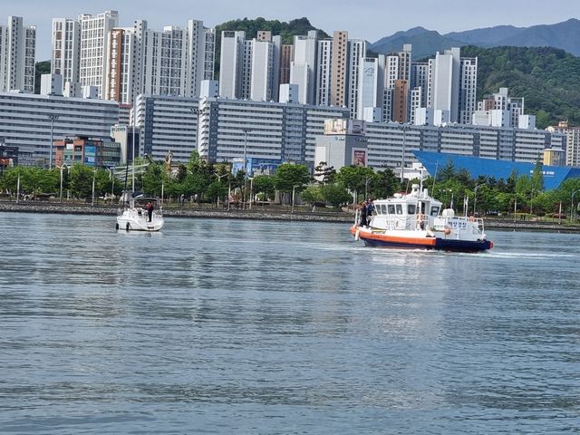 요트 구조하는 속초해경