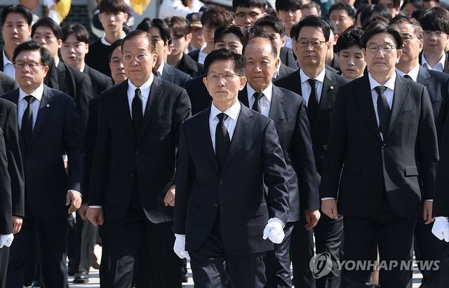 국민의힘 김문수 후보, 지도부와 현충원 참배