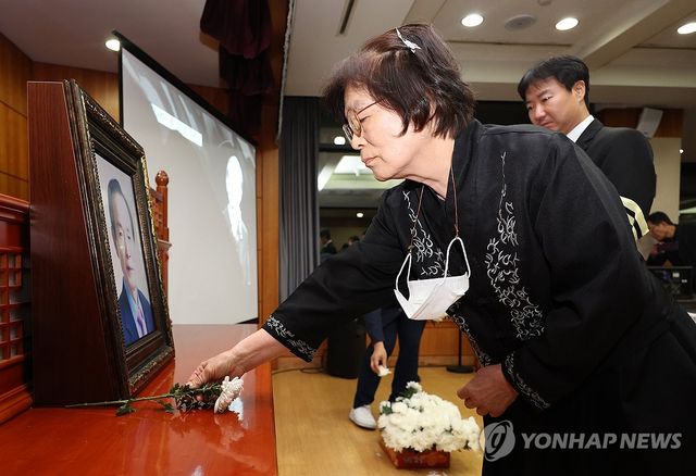 헌화하는 장기표 원장 부인