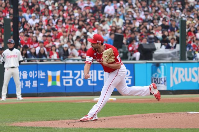 역투하는 미치 화이트