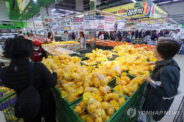 제철 맞은 참외ㆍ수박 가격 하락