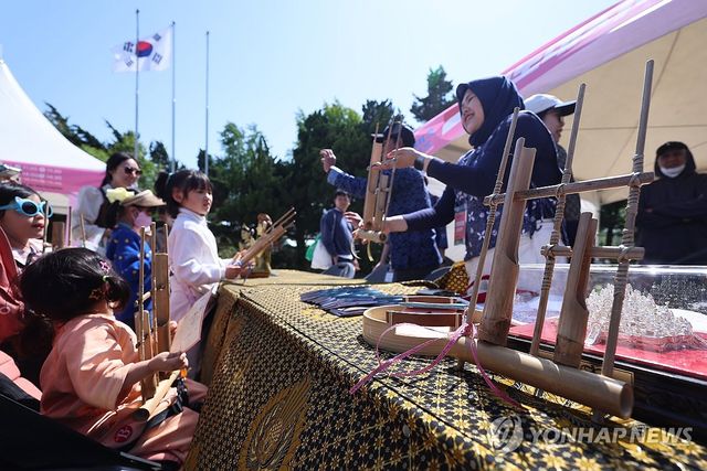 인도네시아 악기 앙클룽 체험하는 어린이들
