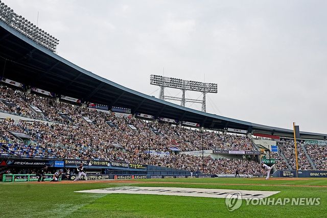 2025 KBO 리그 역대 최소 경기 300만 관중 달성