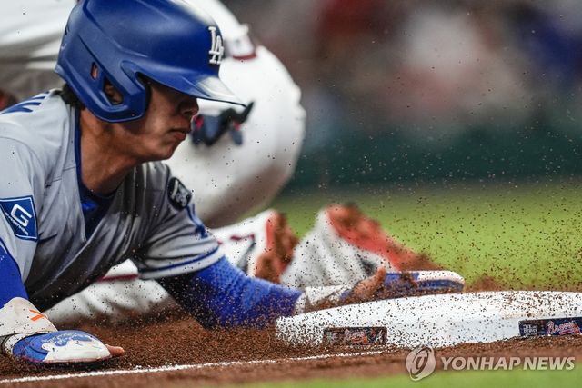 3루를 파고드는 김혜성