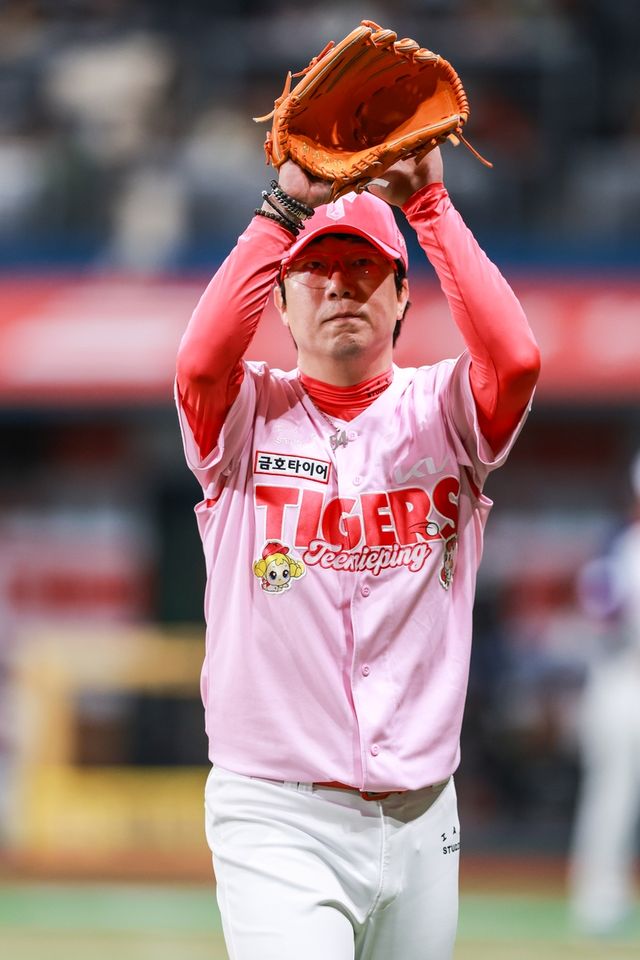 팬들에게 인사하는 KIA 양현종