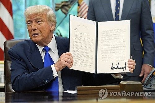 행정명령 서명하는 트럼프