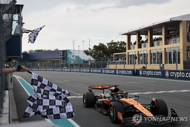 가장 먼저 체커기를 받은 오스카 피아스트리