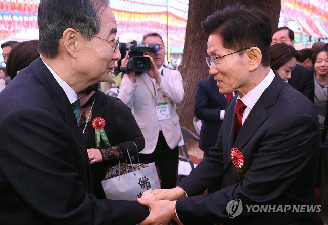 봉축법요식 마치며 인사하는 김문수 대선 후보와 한덕수 대선 예비후보