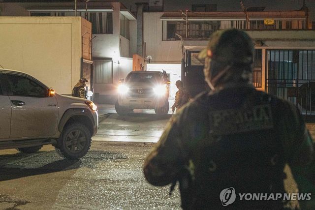 페루 금광 보안요원 시신 안치소에서 경계 근무하는 경찰